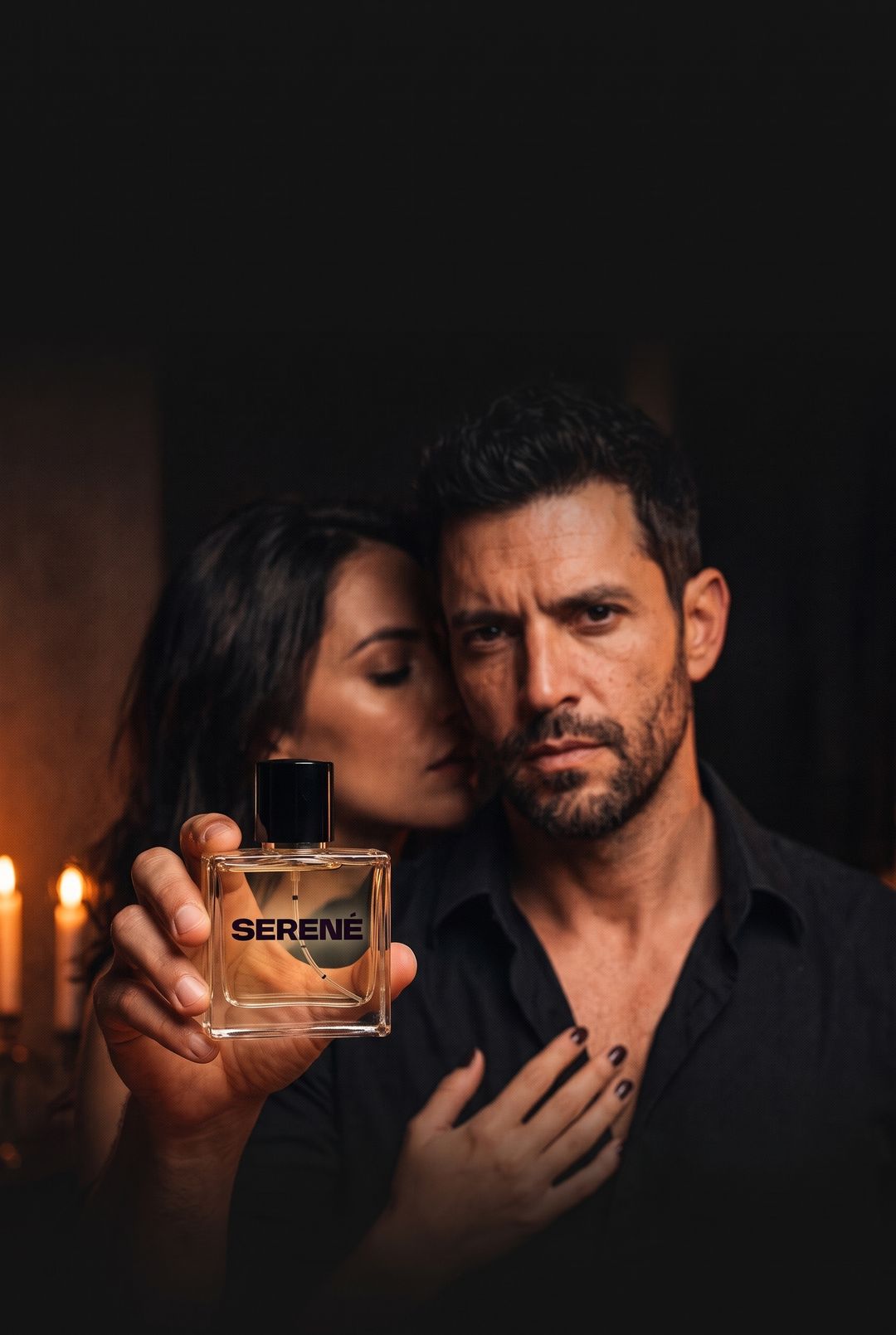Pareja a la luz de las velas, él sostiene un perfume Serené