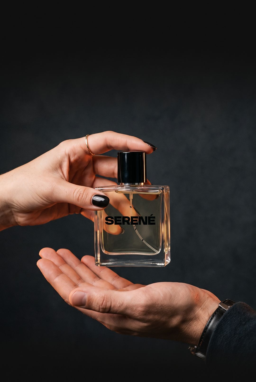 Mano de mujer entregando un perfume Serené de 50 ml a un hombre
