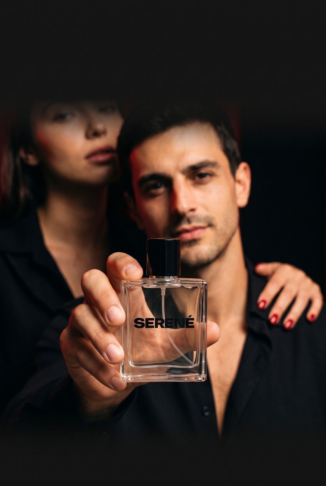 Pareja antes de una cita, él sostiene un perfume Serené