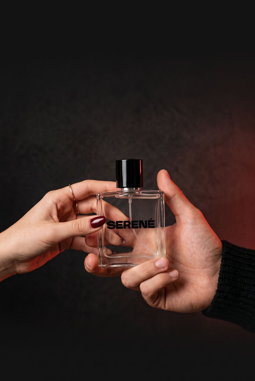 Mano de mujer entregando un perfume Serené a un hombre
